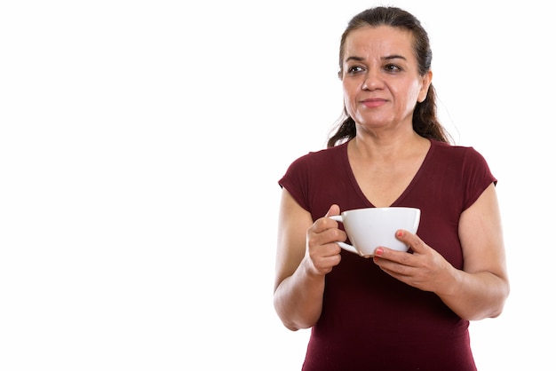 Persa madura pensando enquanto segura o café