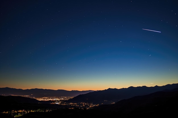 Perseiden-Meteorschauer über einer silhouettierten Bergkette