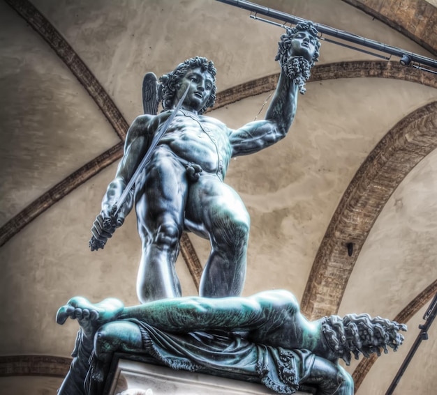 Perseo mit Medusa-Kopf-Statue in Loggia de Lanzi Florenz