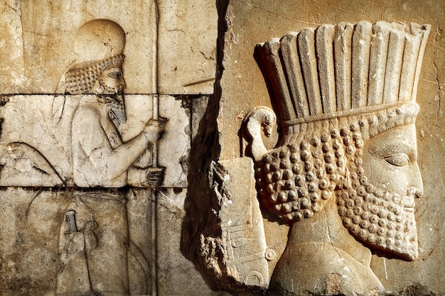 Persépolis é a capital da antiga visão do reino aquemênida do Irã Antiga Pérsia Basrelief esculpida nas paredes de edifícios antigos