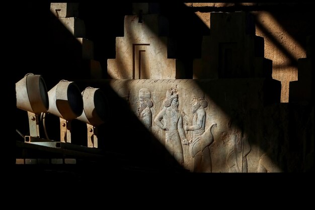 Foto persépolis es la capital del antiguo reino aqueménida vista de irán antiguo bajorrelieve de persia tallado en las paredes de edificios antiguos contra el fondo negro