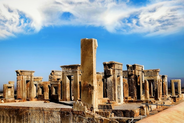 Persepolis ist die Hauptstadt des alten achämenidischen Königreichs Anblick des Iran Ancient Persia Blauer Himmel und Wolken Hintergrund