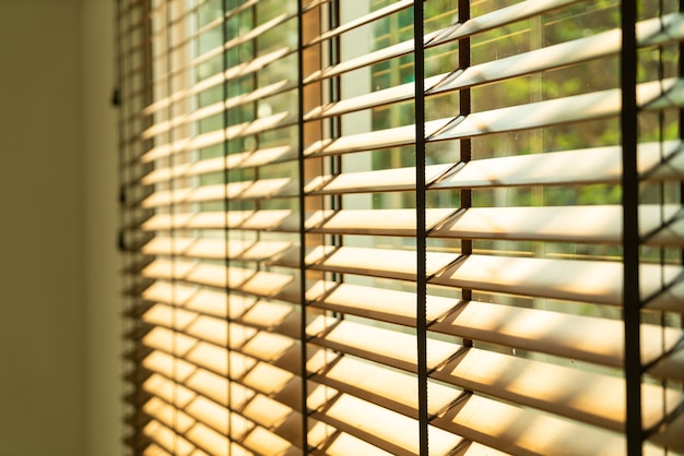 Foto persiana de bambú de cerca, cortina de bambú, pollito, persiana veneciana o persiana solar - punto de enfoque suave