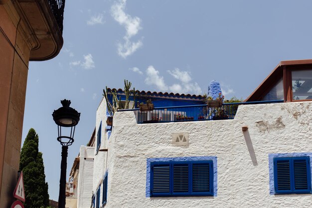 persianas azules edificio de fachada blanca