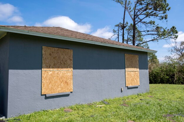 Persianas de furacão feitas de contraplacado montadas para proteção de janelas de casas Medidas de proteção antes de desastres naturais na Flórida