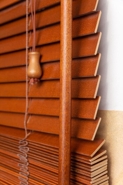 Persianas de madera como fondo Contraventanas de madera en la ventana de la boutique de celosías