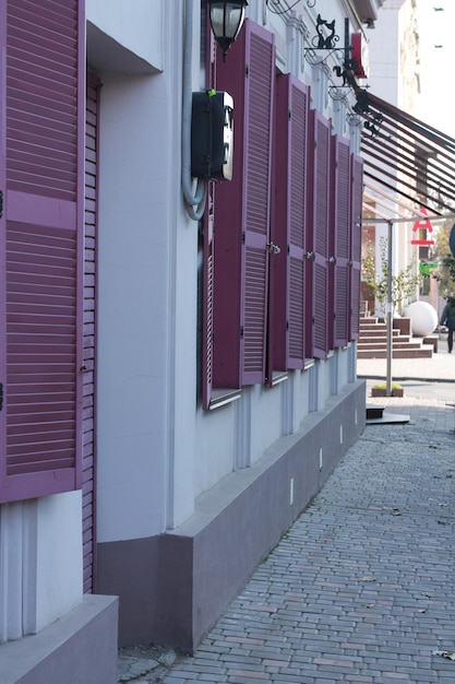 persianas púrpuras en un edificio con persianas purpúreas