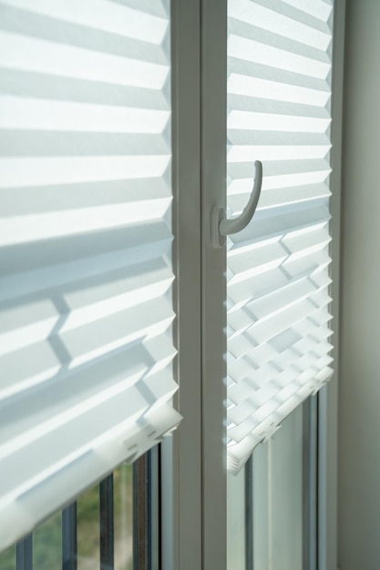 Persianas de tela en ventanas cortinas celosías que bloquean el flujo de calor hacia la habitación manteniendo fresco el apartamento