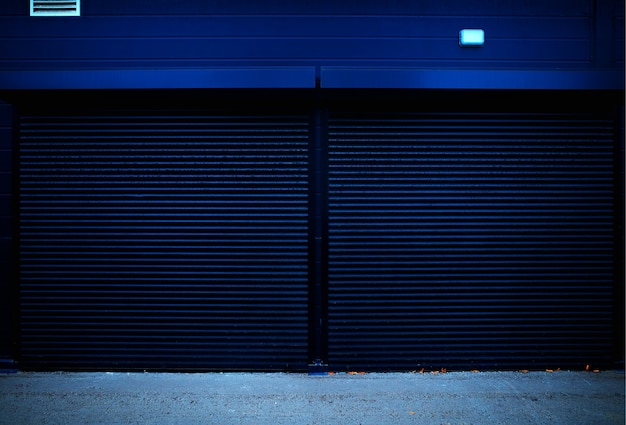 Foto persianas trancadas na garagem de um carro com um fundo dramático