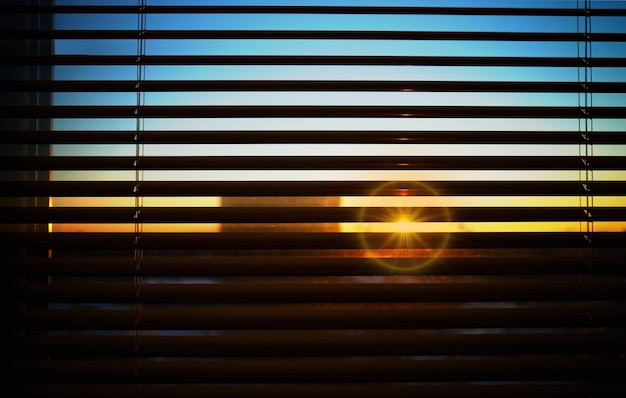 Persianas de ventanas abiertas con fondo dramático de fuga de luz