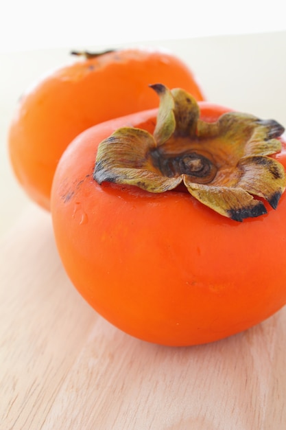 Persimmon auf Holz