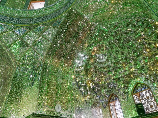 Persische Innenspiegelmosaikarbeit des Shah-e-Cheragh Schreins und des Mausoleums.