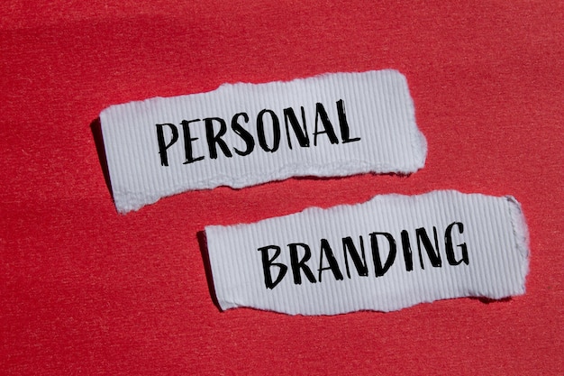 Foto persönliche branding-wörter auf zerrissenen weißen papierstücken mit rotem hintergrund konzeptuelles persönliches branding-symbol kopieren sie platz
