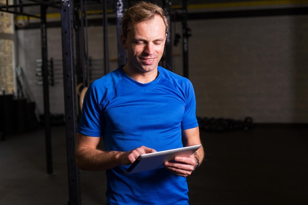 Persönlicher Trainer mit Tablet