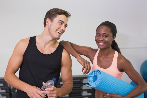 Persönlicher Trainer und Kunde, die an der Kamera lächelt