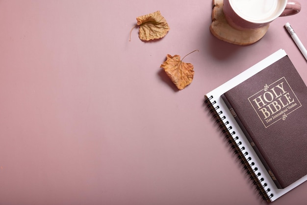 Persönliches Bibelstudium mit einer Tasse Kaffee und Herbstblättern Draufsicht Studienkonzept der Heiligen Bibel