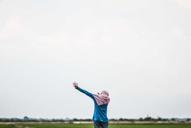 Person auf dem Feld gegen klaren Himmel