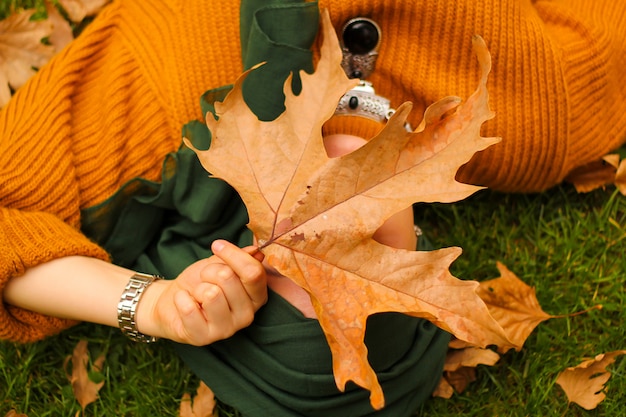 Person auf dem Gras im Herbstpark