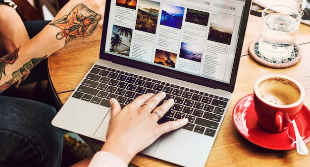 Person Browsing Internet auf Laptop-Konzept