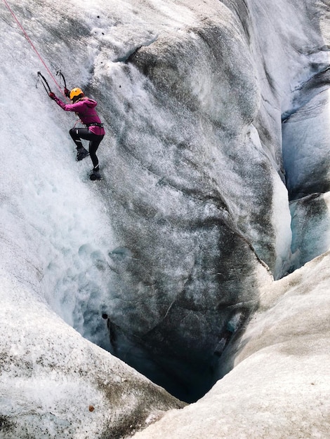 Person, die auf einem Felsen steht