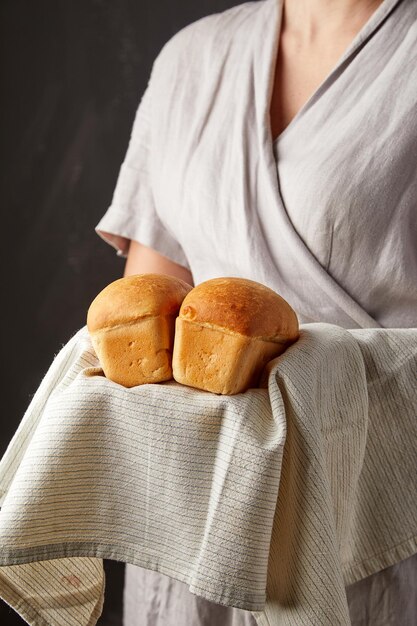 Person, die Brot hält