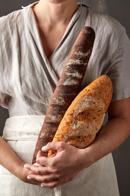 Person, die Brot hält