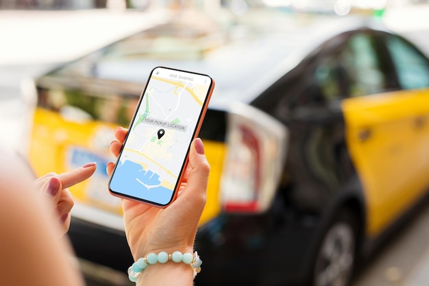 Person, die die Taxi-App auf dem Handy verwendet
