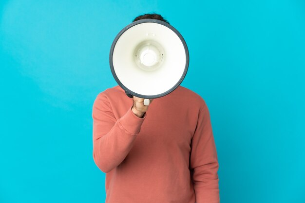 Person, die ein Megaphon über isoliertem Hintergrund hält