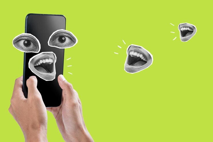 Foto person, die ein smartphone hält, mit augen und mund, die um ihn herum auf grünem hintergrund erscheinen