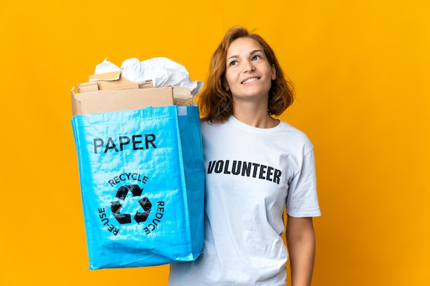 Person, die eine Tasche hält, um zu recyceln