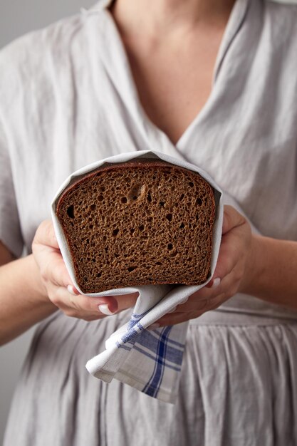 Person, die einen Laib Brot hält