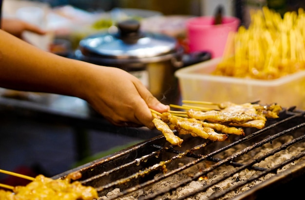 Foto person, die essen auf dem grill zubereitet