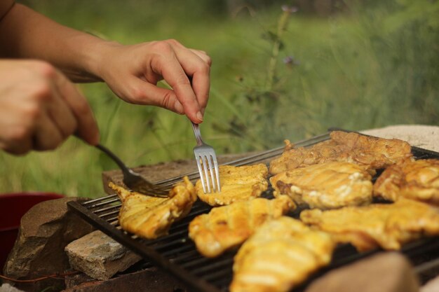 Person, die Essen auf dem Grill zubereitet