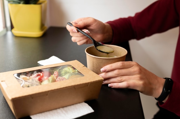 Foto person, die essen zum mitnehmen genießt