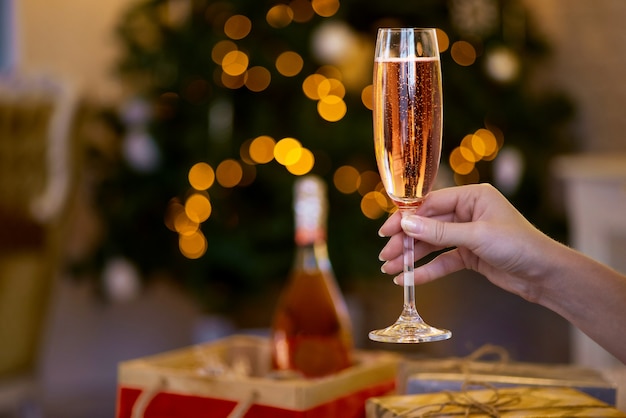 Person, die Glas Champagner hält