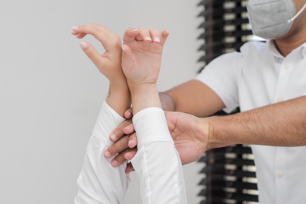 Person, die Handmassagetechnik durchführt