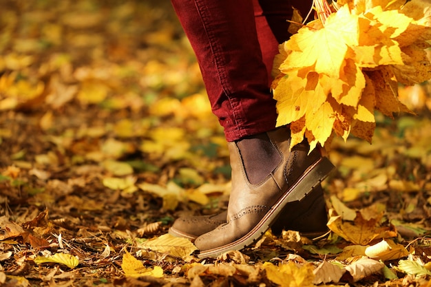 Foto person, die herbst am park genießt