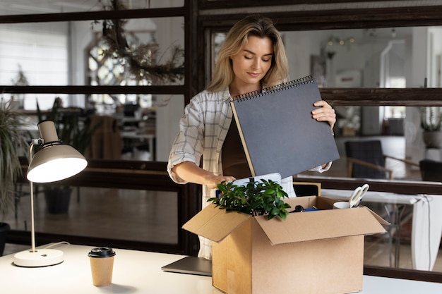 Foto person, die ihre arbeitskündigung vorlegt