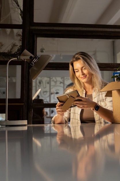 Foto person, die ihre arbeitskündigung vorlegt