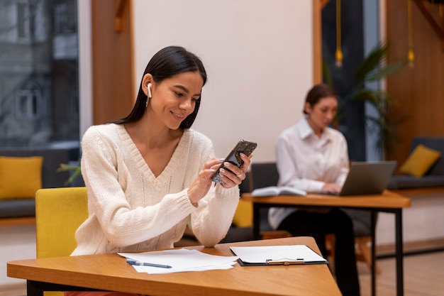 Foto person, die im büro arbeitet