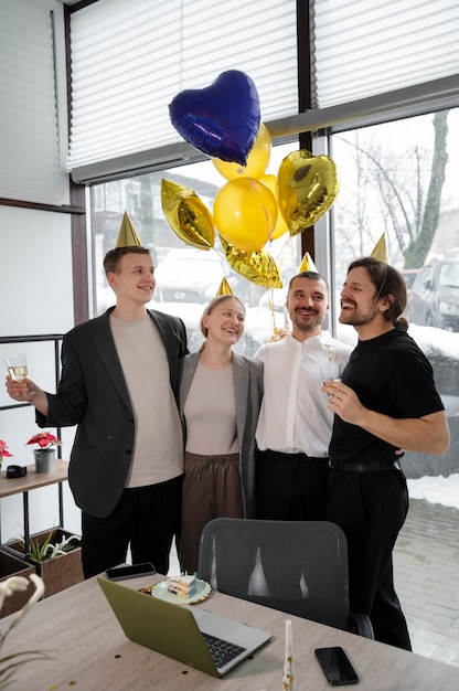 Person, die im Büro Geburtstag feiert