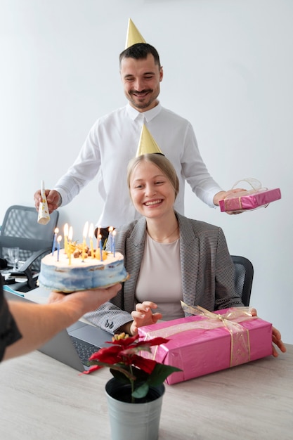 Foto person, die im büro geburtstag feiert