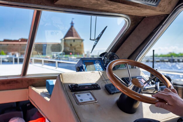 Foto person, die im meer segelt, durch ein boot gesehen