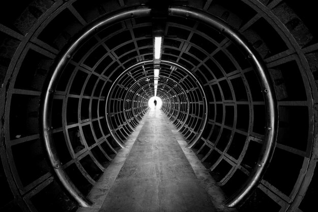 Foto person, die im tunnel spazieren geht