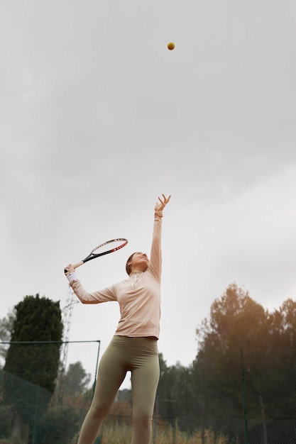 Person, die im Winter Tennis spielt