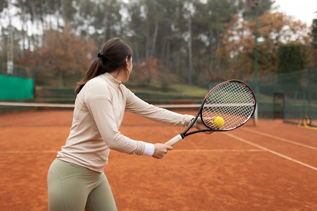 Person, die im Winter Tennis spielt