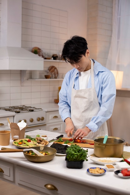 Foto person, die japanisches essen kocht