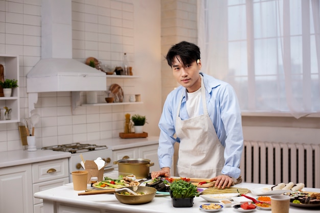 Foto person, die japanisches essen kocht