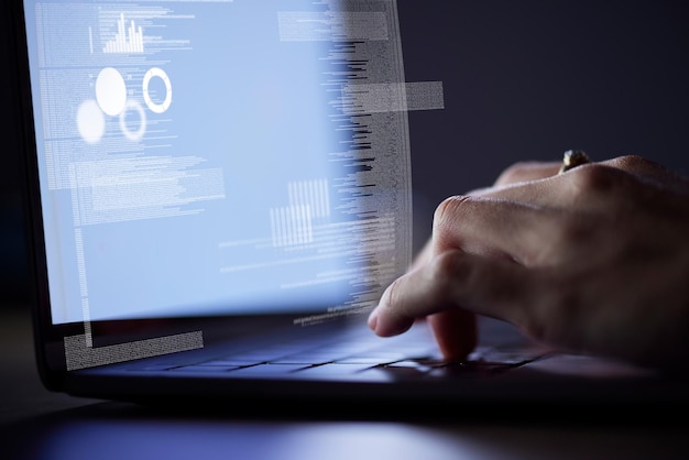 Person, die nachts auf der Website kodiert, tippt im Dunkeln auf der Tastatur und Internet-Technologie mit digitaler Überlagerung