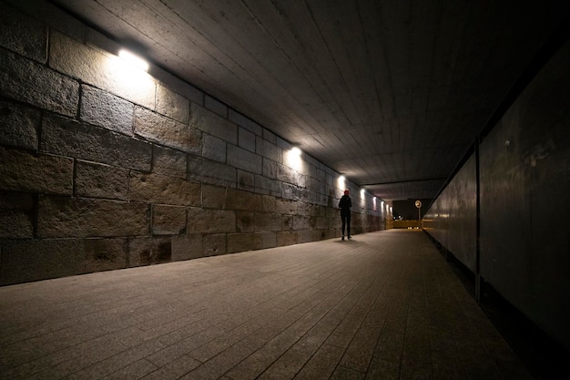 Person, die nachts durch den Tunnel läuft